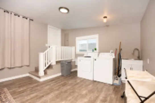 The Vintage Hideaway! Bright apartment, private yard and Starlink internet!