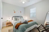 The Historic Blue Bungalow / Hot Tub / 5 min to Magnolia Hotels in McLennan County