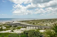 Beautiful corner Oceanfront Condo With Breathtaking Beach Views, Hotels in Fernandina Beach