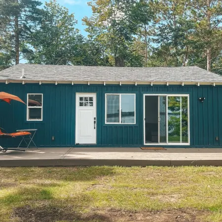 Charming Cabin Overlooking Rush Lake