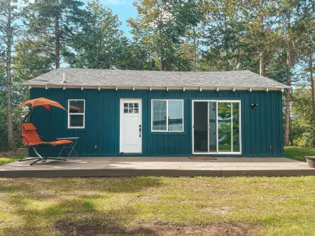 Charming Cabin Overlooking Rush Lake