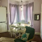 Victorian 2 bedroom flat 1 block from Beach!
