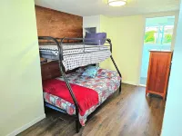 Riverfront Cottage and Cabana. 3-Bedroom, 2 Bath on the Lazy, Great Chazy, River 尚普蘭住宿飯店