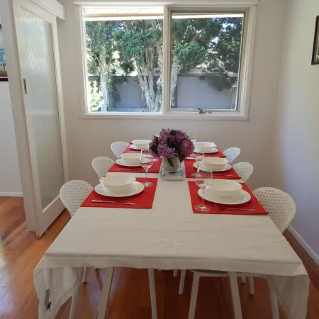 Laurel House, peaceful suburban retreat in the heart of leafy Blackburn. Отели рядом с достопримечательностью «Торговый центр Westfield Doncaster»