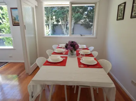 Laurel House, peaceful suburban retreat in the heart of leafy Blackburn. Отели в г. Блэкберн