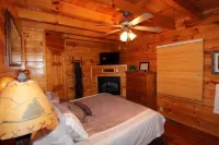 ♡♡Mtn View W/easy Access, Hot Tub, WiFi,  Smart TV & 10 Minutes to Attractions♡♡