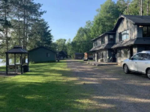 Roomy lakefront cabin near the trails Hotels in Iron County
