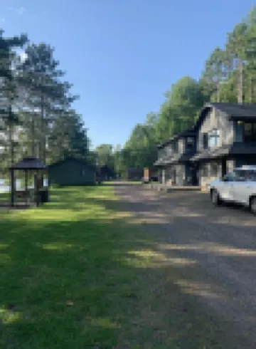 Roomy lakefront cabin near the trails
