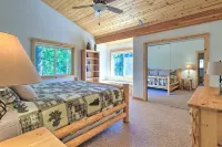 Huge Cozy Cabin 3 Bed Rooms, loft, Game/bedroom, Spa