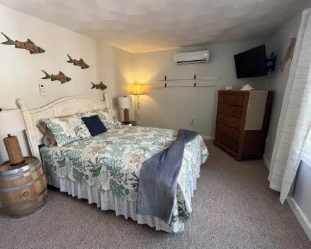 Westerly Getaway- Short drive to the beach, Walk to Downtown Shops & Restaurants ウェスタリーのホテル