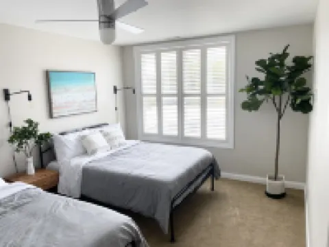 Marina View/Rooftop deck! Walk to Silver Beach/downtown! 2 Restaurants nextdoor