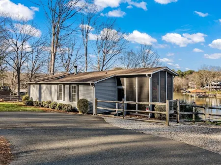Charming 3 BR, Lakefront House on Lake Norman with Dock and Pier Bar