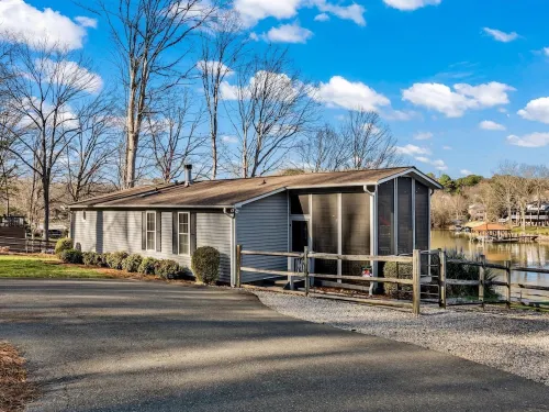 Charming 3 BR, Lakefront House on Lake Norman with Dock and Pier Bar