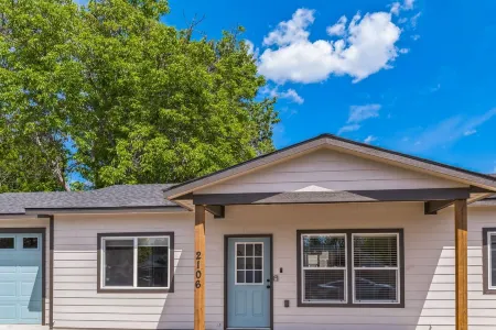 Desert Bliss - Stylish Kennewick 2-bed Home