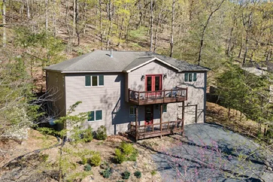 New 6 bedroom Massanutten home with 3 king beds steps from all the attractions