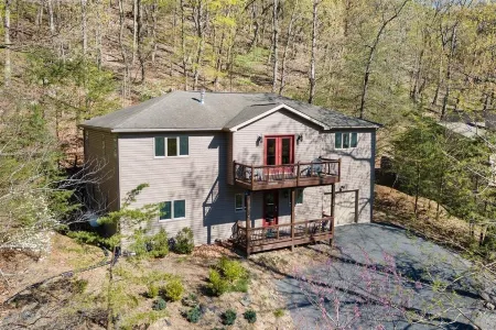 New 6 bedroom Massanutten home with 3 king beds steps from all the attractions Отели в г. Массанаттен