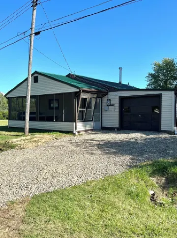 Lake view 2-bedroom cottage with new hot tub