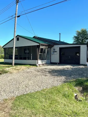 Lake view 2-bedroom cottage with new hot tub