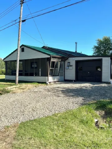 Lake view 2-bedroom cottage with new hot tub