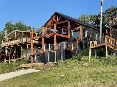 AMAZING LAKE VIEWS  DOUBLE DECK WITH HOT TUB AND 2 PORCH SWINGS