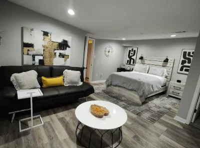 ✨Luxurious & Dreamy Den in Exclusive Neighborhood✨