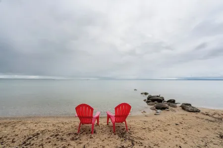 Little Dipper - Cozy Cottage on 400 Feet of Shared Lake Frontage