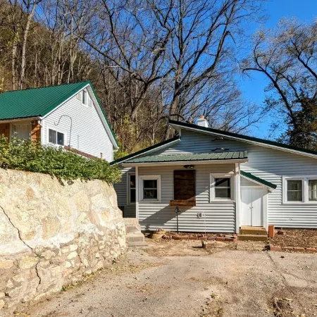 Hygge Hideaway. Pet friendly, cozy retreat & 3 minute walk to the river!