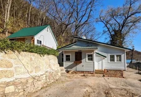 Hygge Hideaway. Pet friendly, cozy retreat & 3 minute walk to the river!