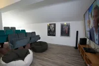 Four-window villa with private swimming pool, cinema, sauna for 14 people Hotels in Hohenkirchen