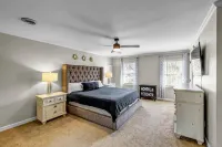 Relaxing Getaway w/ Salt Pool,HotTub,Fire Pit, Foosball. Private Luxury / HPU