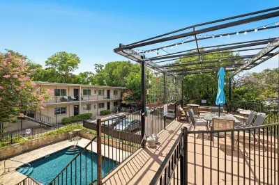 Austin Retro-themed 2-bedroom 2-bath condo near South Congress and Downtown