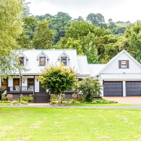 Newly Renovated White River Retreat, Breathtaking Views of the River, Sleeps 18