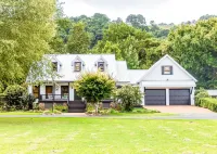 Newly Renovated White River Retreat, Breathtaking Views of the River, Sleeps 18