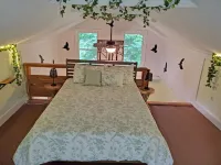 Cute Cottage Above the Creek