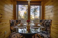 Midnight Rhapsody-Romantic Cabin with Large Jacuzzi Tub & Outdoor Gas Fireplace