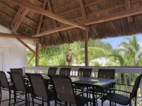 Tiki Penthouse overlooking tropical garden! Relax without the Boca Grande prices