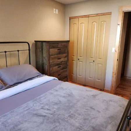 Escape to Nature: Charming 3-Bedroom Cabin near Trinity Lake