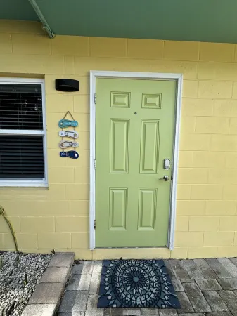 Cute Studio just 2 blocks from New Smyrna Beach & Flagler Ave. Отели рядом с достопримечательностью «Sugar Mill Country Club»