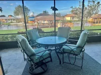 Charming 2-bedroom house with AC, WiFi on canal with Lake June access! Hotels in Highlands County