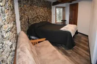 Rare octagon home on 6 acres. Hotels in Douglas County