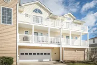 SPACIOUS 3 bed/2 bath condo, free parking, only 2.5 blocks to beach!