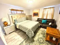 Private Pool, Gazebo, Firepit, and Hot Tub. Optional Guest Suite