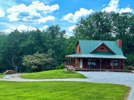 Secluded log cabin in the Shawnee national Forest