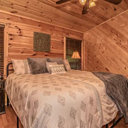 Get Hip ~ Close 2 Attractions - Hot Tub - Firepit - King Suite - Flat Drive