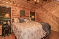 Fall Foliage ~ Close 2 Attractions - Hot Tub - Firepit - King Suite - Flat Drive