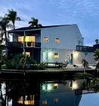 Aloha  Royal Palms!  - Awesome private lodging on the water! Rural King附近的飯店