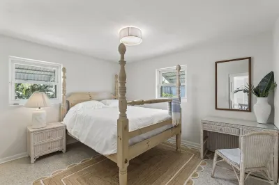 Coastal Cottage 8 min Drive to Downtown & Beaches! Pet Friendly