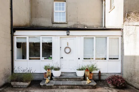 Private 4 bedroom wing in Georgian Linen House w/modern twist (Pet Friendly) Отели в г. Крейгавон