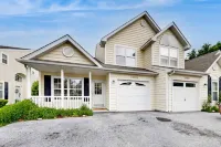 Spacious Townhouse Retreat Near Rehoboth & Dewey Beach! Linens+Pool Included