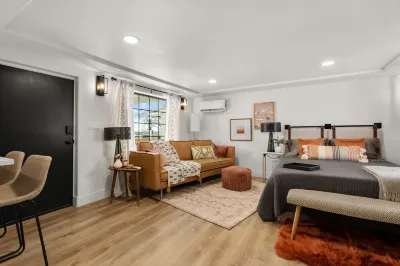 Cozy Studio- Pets Welcome! Hot Tub on site! Hotels near Howard Amon Park
